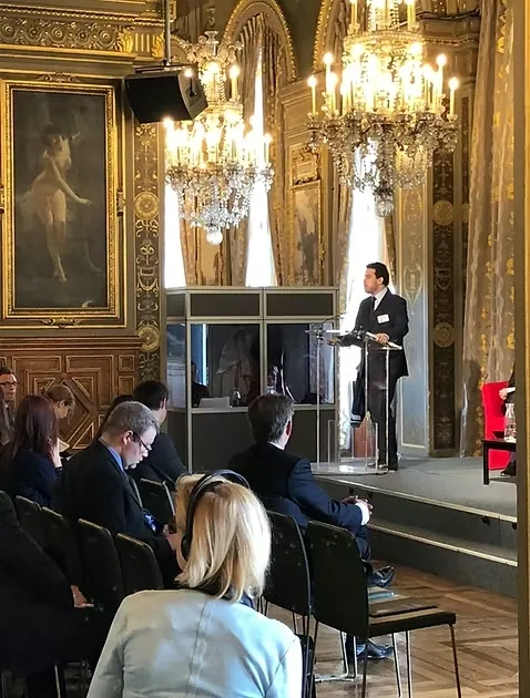 Intervention à la tribune lors d'une conférence à la Mairie de Paris, dispositif d'interprétation installé