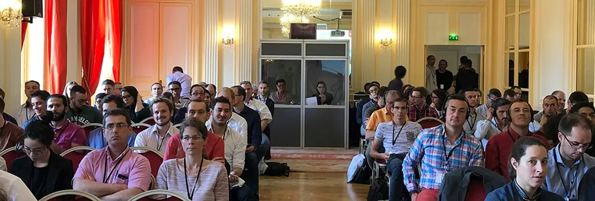 Conférence multilingue à la Maison de l'Amérique latine, public équipé de récepteurs de traduction