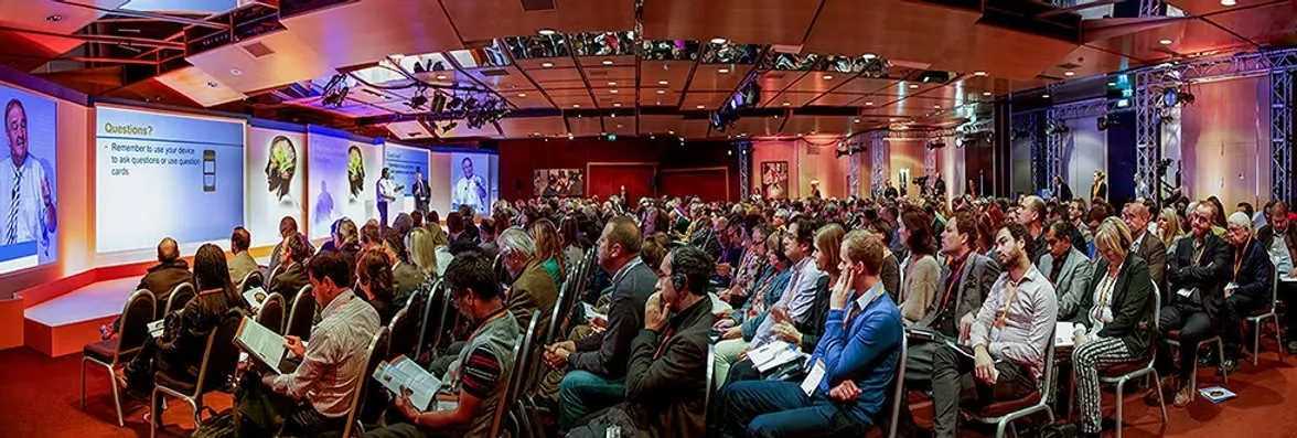 Congrès international en salle plénière à l'hôtel Le Méridien à Paris avec interprétation simultanée