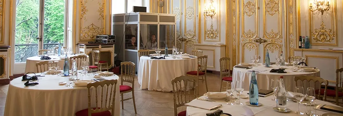 Salle de réunion équipée pour une réunion multilingue à l'hôtel Ritz Paris