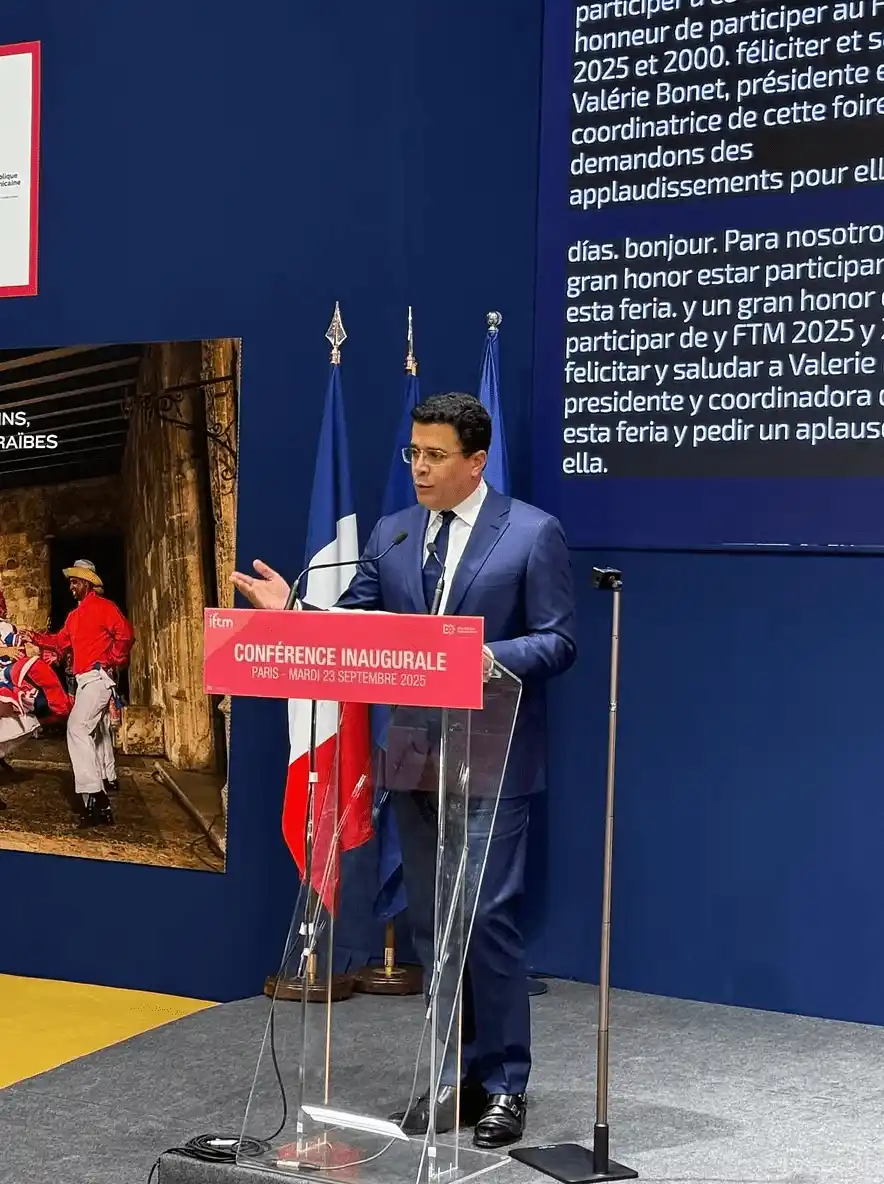 Orateur lors d'une conférence inaugurale avec sous-titrage multilingue en temps réel