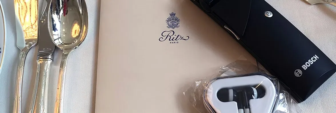Récepteurs et casques de traduction simultanée préparés pour les participants à l'hôtel Ritz Paris
